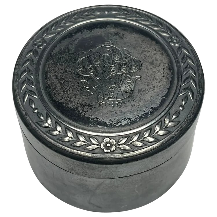 Vintage Sterling Silver Keepsake Box with Engraving: Title: Vintage Sterling Silver Keepsake Box with Engraving Description: Vintage Sterling Silver Keepsake Box with Engraving. Sterling Silver. Weighs 40 grams . Measures Approx. 1.75 x 2.00 x 1.25 Date