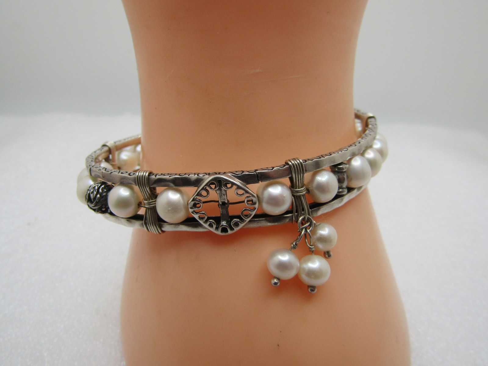 Vintage Silpada Pearls of Wisdon Cuff Bracelet, 6.75", 1990's: Title: Vintage Silpada Pearls of Wisdon Cuff Bracelet, 6.75", 1990's Description: Vintage Silpada Pearls of Wisdon Cuff Bracelet, 6.75", 1990's. Hammered sterling design with appx. 6mm pearls between 