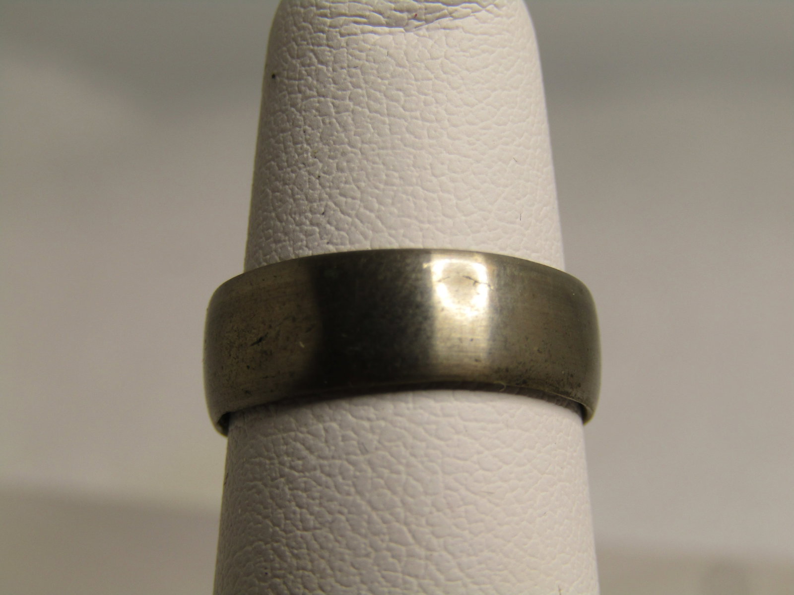 1941 Liberty Dime Ring, Sz. 4. 5.5mm, 90% Silver: Title: 1941 Liberty Dime Ring, Sz. 4. 5.5mm, 90% Silver Description: 1941 Liberty Dime Ring, Sz. 4. 5.5mm, 90% Silver. The outer part of the band ring is smooth and slightly domed. The inner band has 