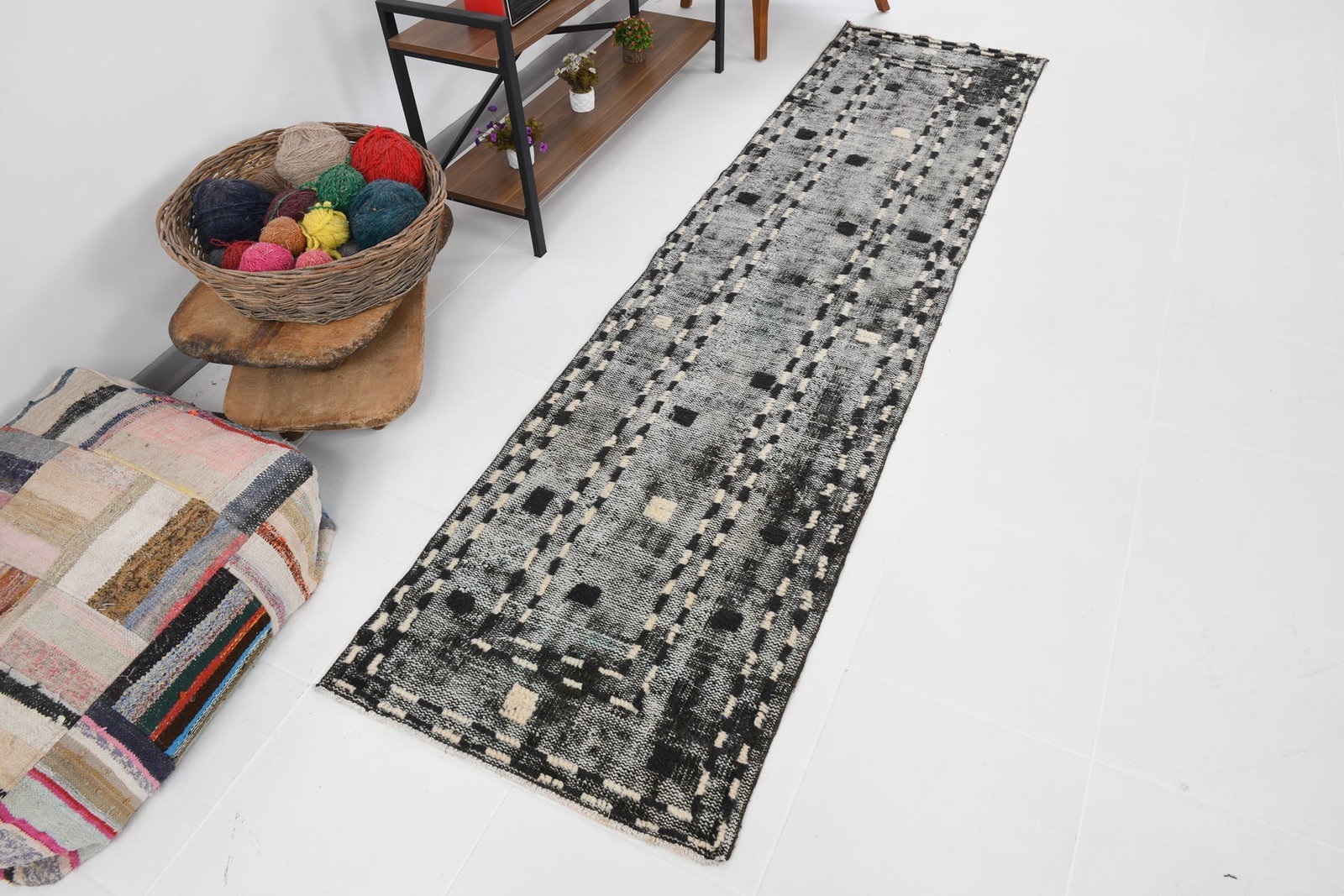 2'4'' x 9'4'' Handmade Vintage Wool Rug - 80256 - 4