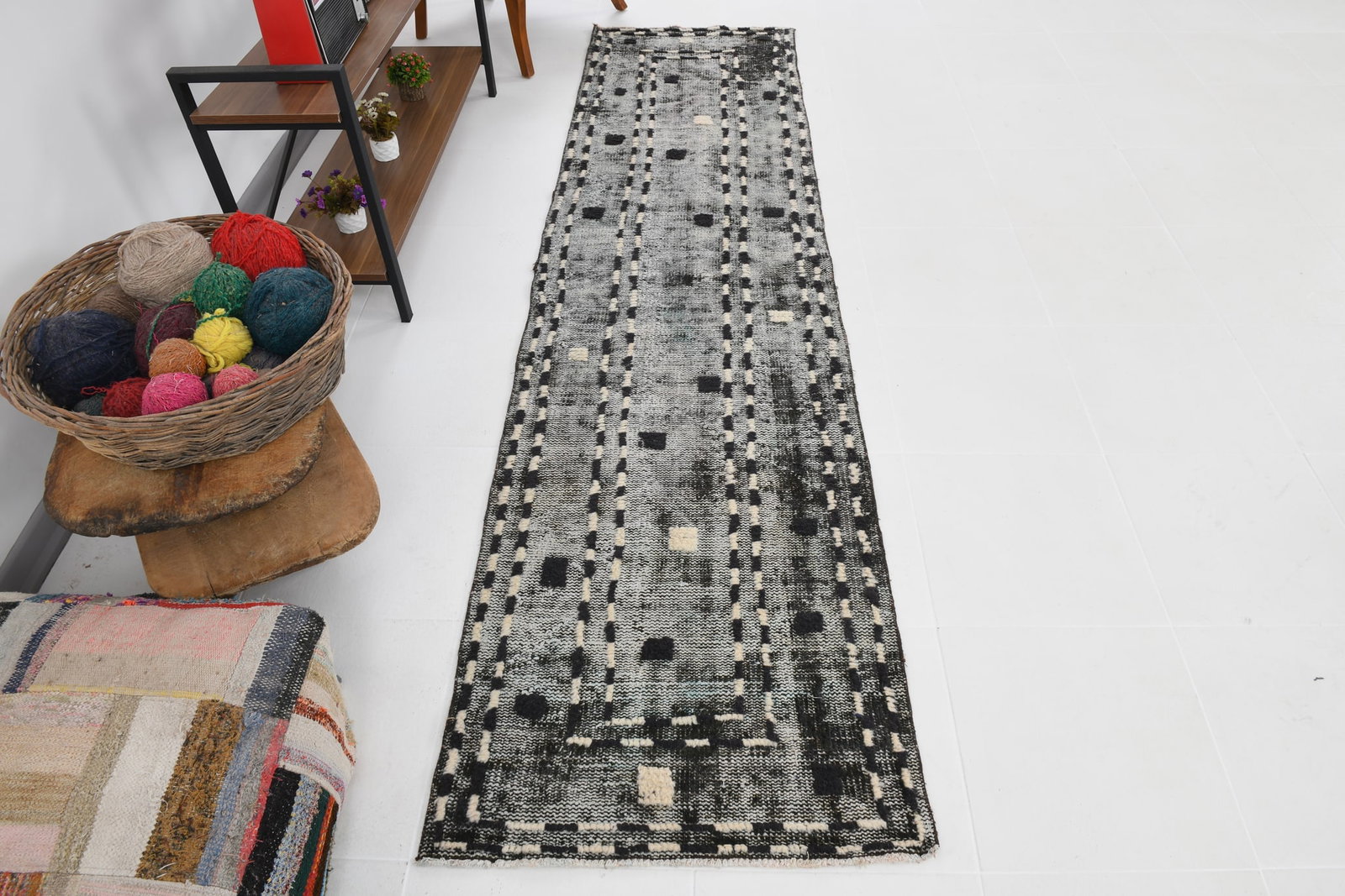 2'4'' x 9'4'' Handmade Vintage Wool Rug - 80256 - 5