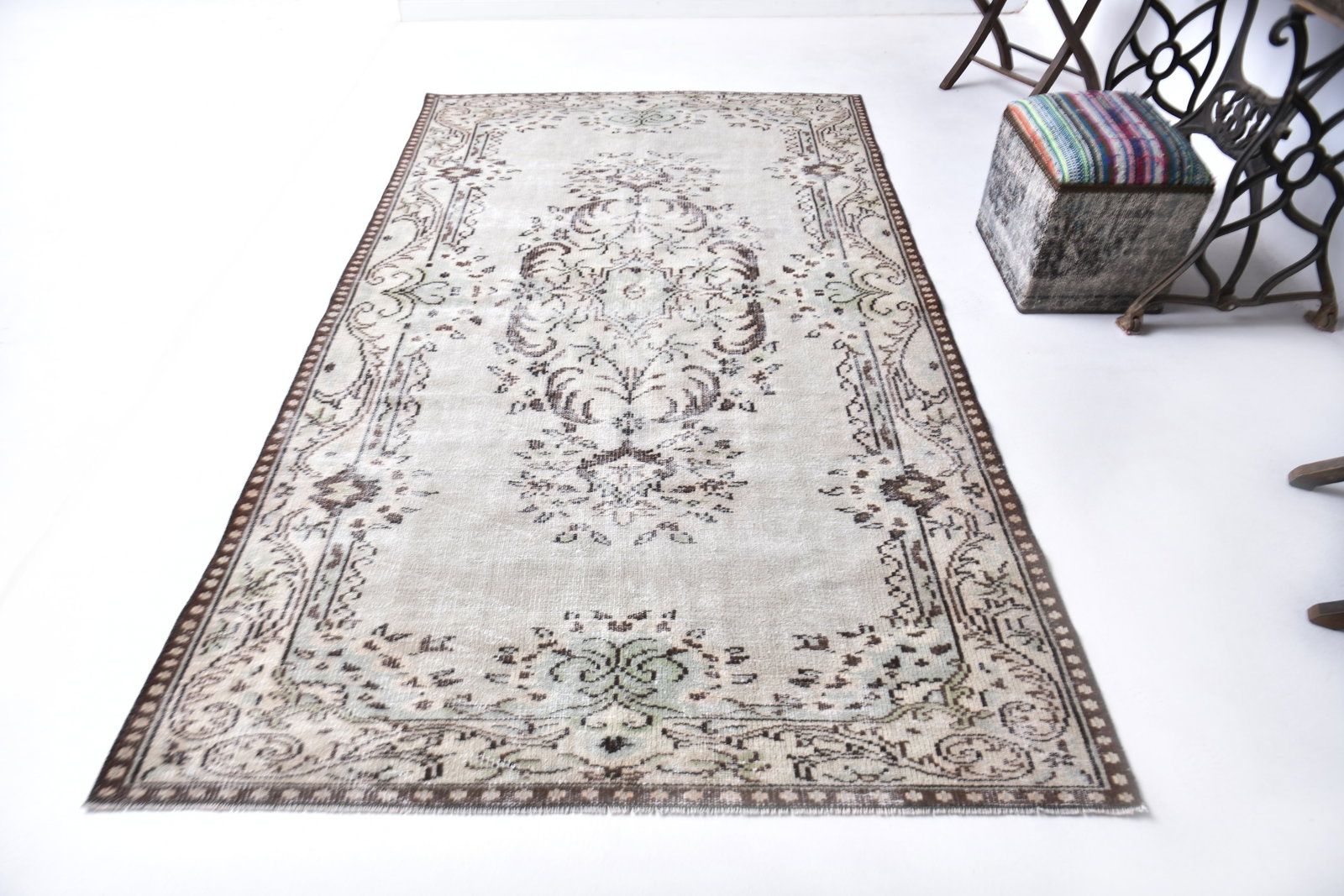 5'1'' x 9'1'' Handmade Vintage Wool Rug - 240942 - 3