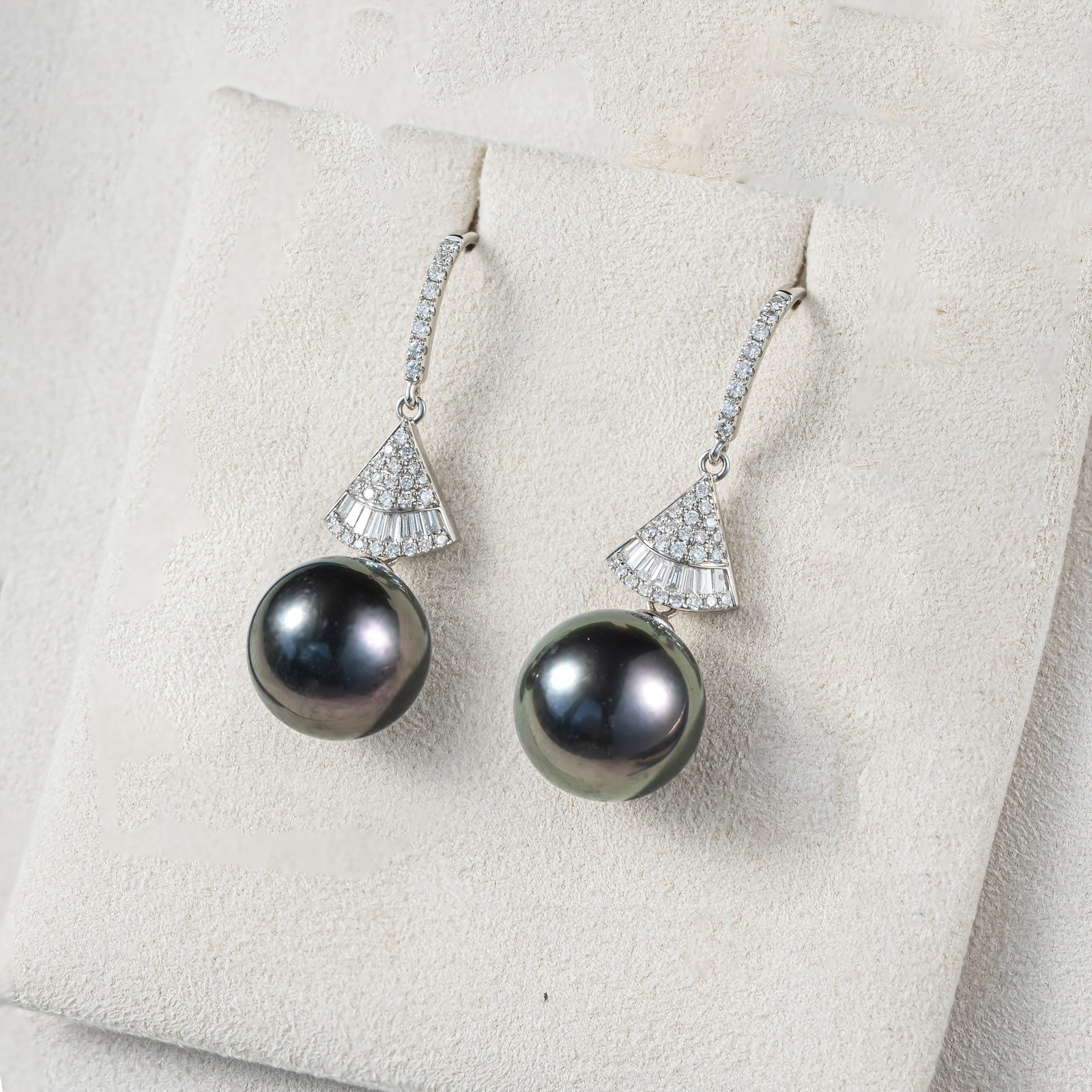 18K Gold Tahitian Pearl Earrings: Title: 18K Gold Tahitian Pearl Earrings Description: These earrings are meticulously crafted in 18K gold, featuring Tahitian pearls that embody a perfect blend of elegance and luxury. The lustrous pea