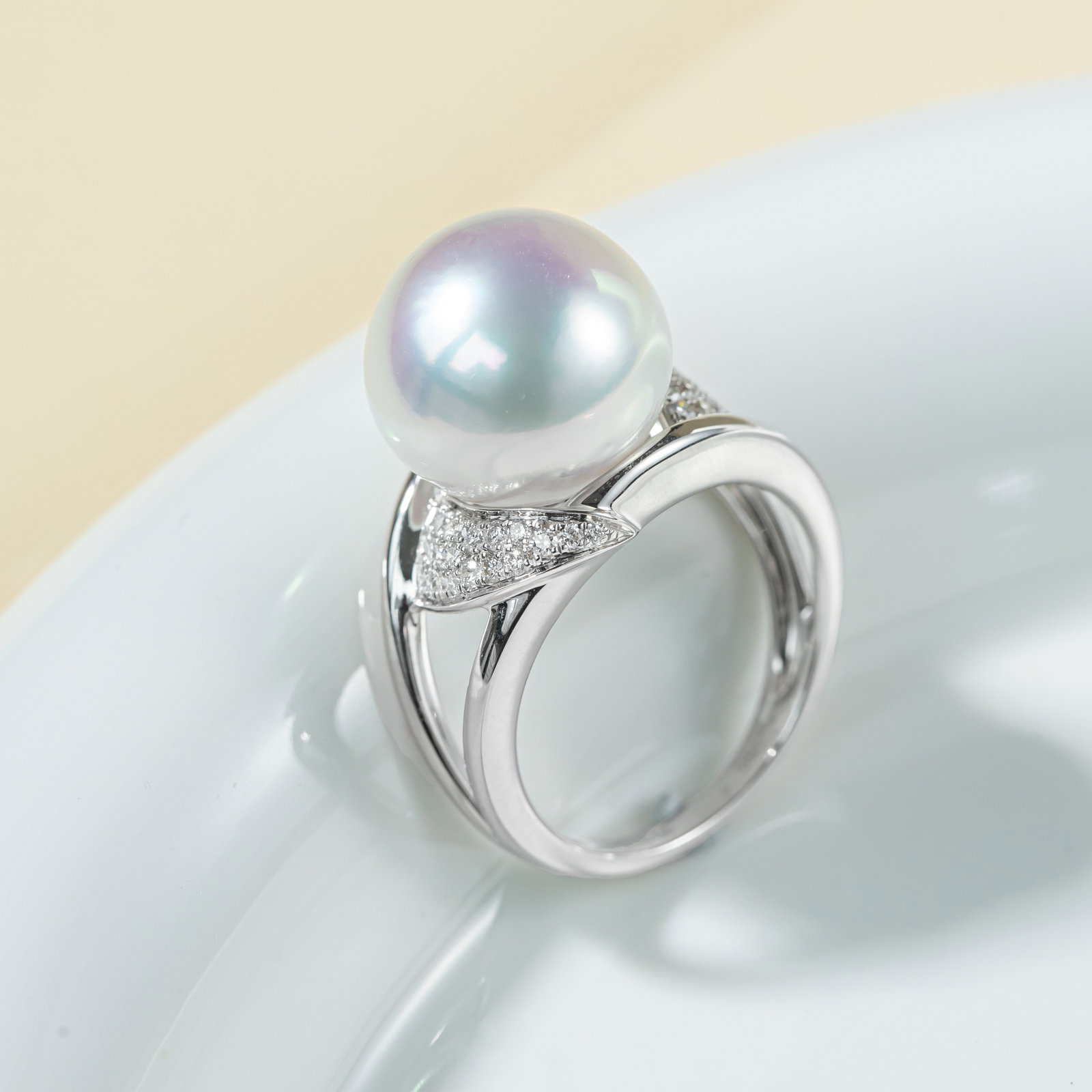 18K Gold South Sea White Pearl Ring: Title: 18K Gold South Sea White Pearl Ring Description: This ring is meticulously crafted in 18K gold, featuring an elegant South Sea white pearl, exuding a noble aura. The luster of the pearl complem