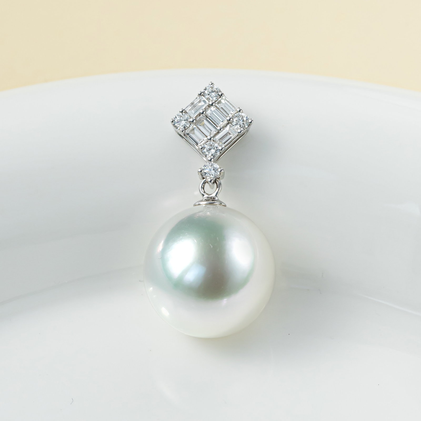 18K Gold South Sea White Pearl Pendant: Title: 18K Gold South Sea White Pearl Pendant Description: This pendant is meticulously crafted in 18K gold, featuring a South Sea white pearl that exudes an aura of elegance and nobility. The luster 