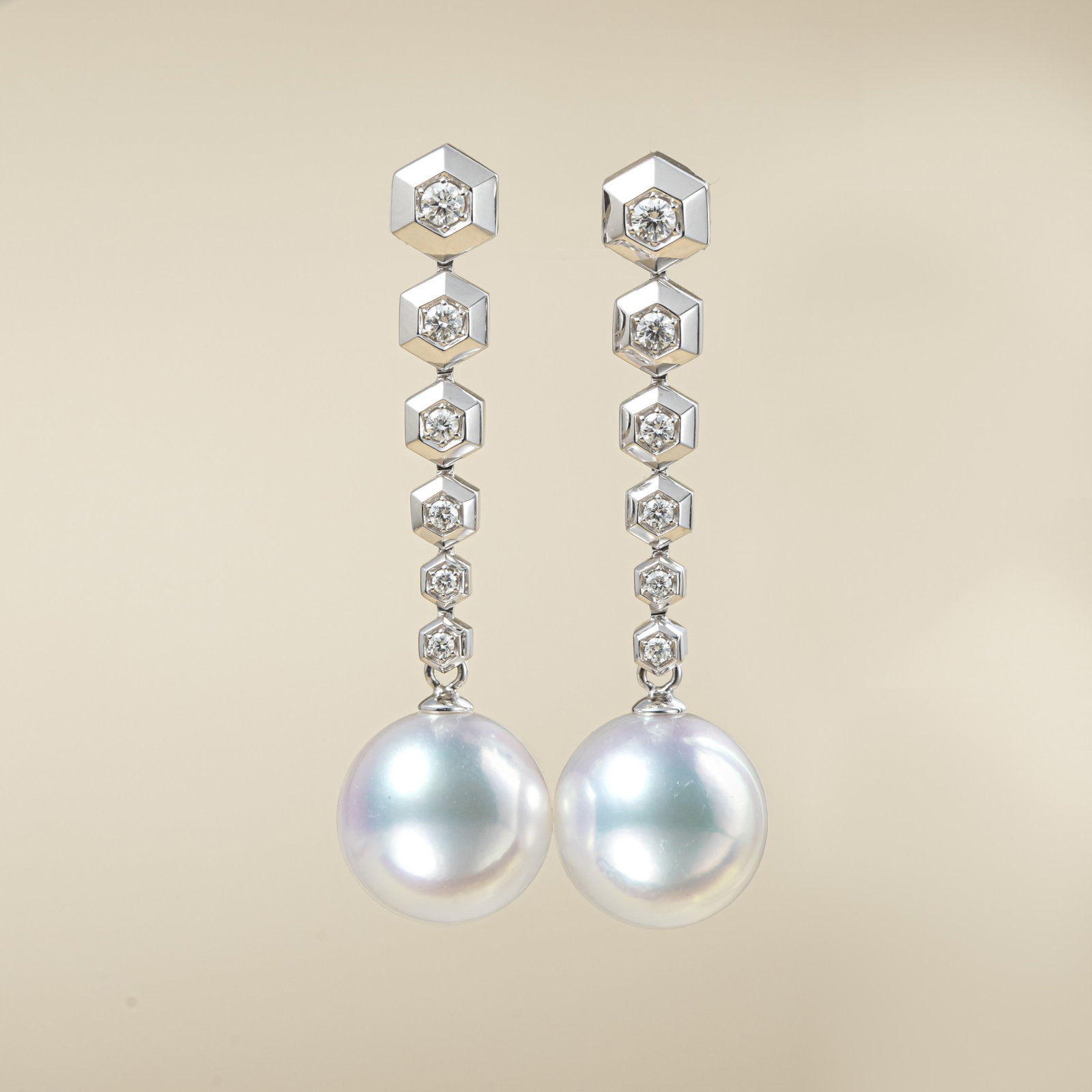 18K Gold South Sea White Pearl Earrings: Title: 18K Gold South Sea White Pearl Earrings Description: These earrings are meticulously crafted in 18K gold, featuring South Sea white pearls that exude an aura of elegance and nobility. The lustr