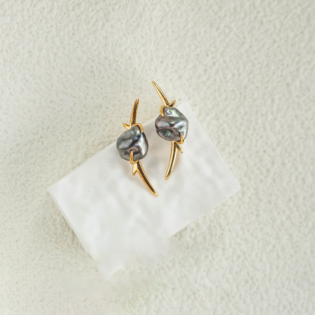 18K Gold Rose Keshi Saltwater Pearl Earrings: Title: 18K Gold Rose Keshi Saltwater Pearl Earrings Description: These earrings are meticulously crafted in 18K gold, featuring precious rose Keshi saltwater pearls that exude a unique natural