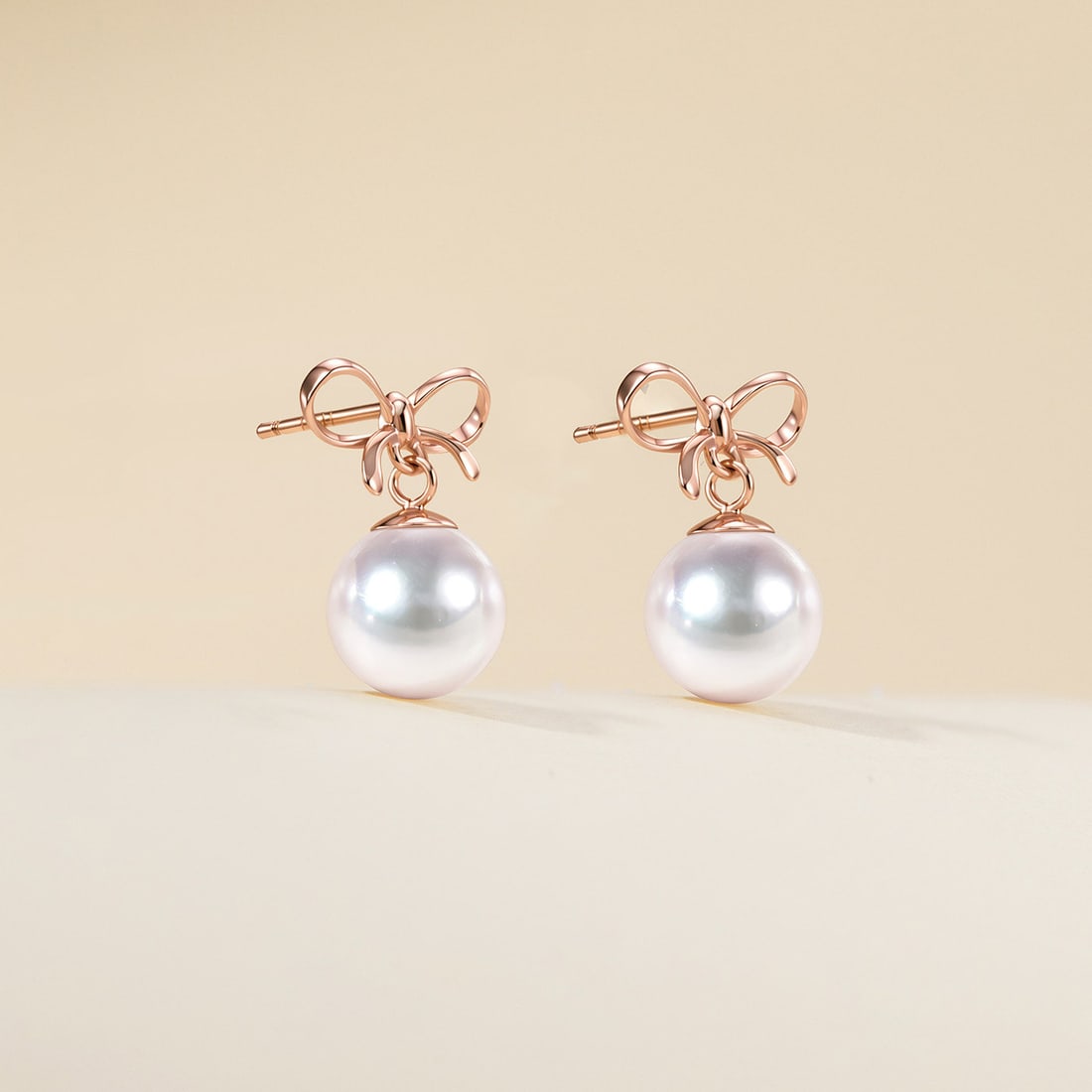 18K Gold AKOYA Saltwater Pearl Stud Earrings: Title: 18K Gold AKOYA Saltwater Pearl Stud Earrings Description: These earrings are crafted in 18K gold, featuring AKOYA saltwater pearls that exhibit an elegant luster. The round shape of the pearls 