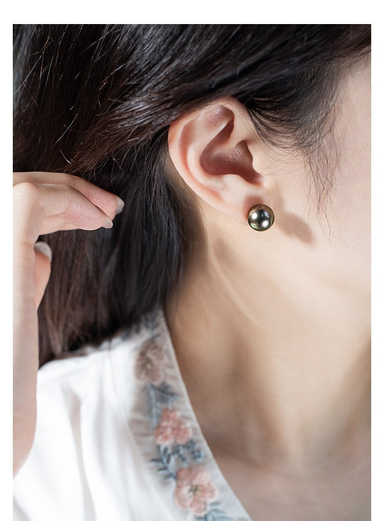 18K Gold Saltwater Black Pearl Earrings: Title: 18K Gold Saltwater Black Pearl Earrings Description: These earrings are meticulously set in 18K gold, showcasing the natural luster of saltwater black pearls. The round shape of the pearls