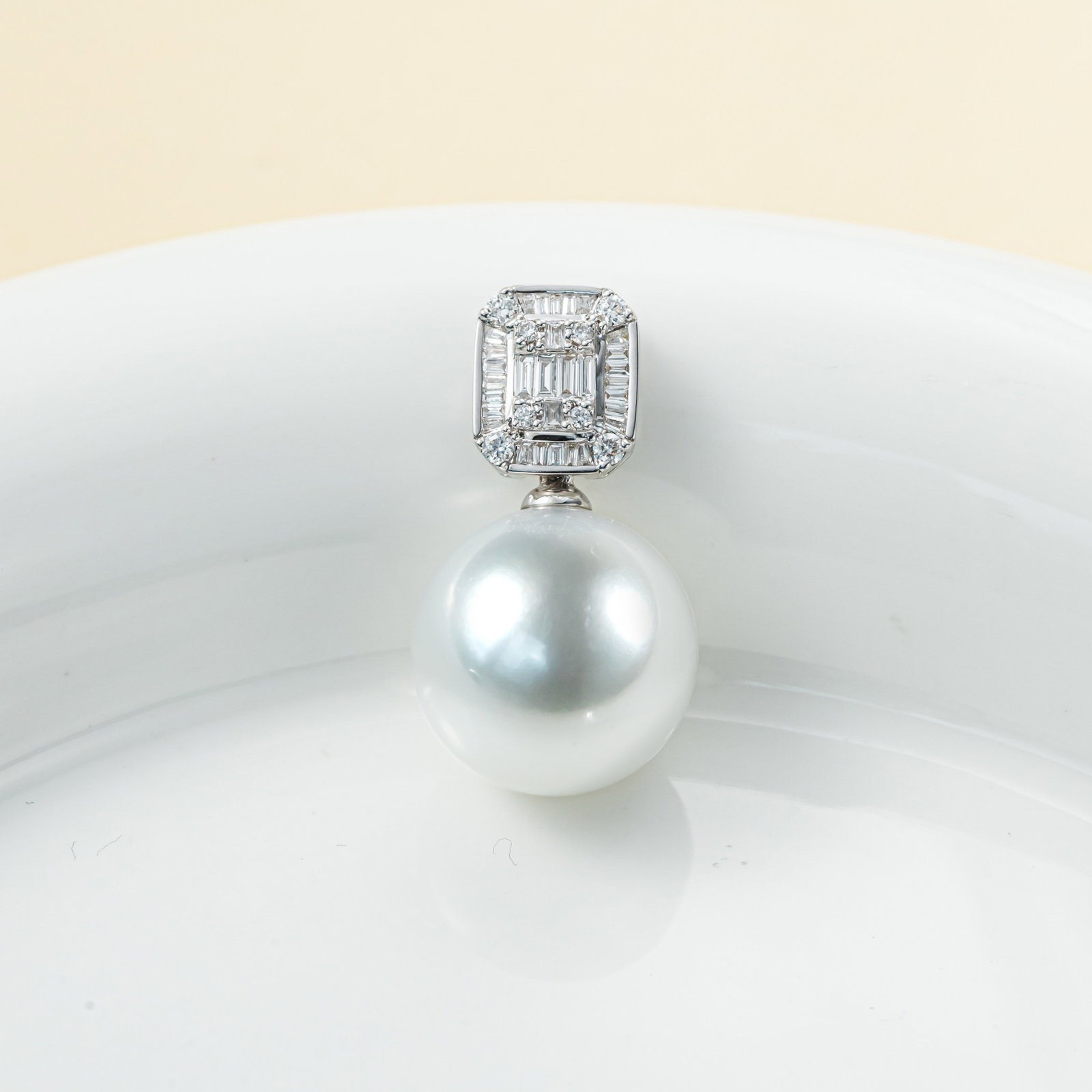 18K Gold South Sea White Pearl Pendant: Title: 18K Gold South Sea White Pearl Pendant Description: This pendant is meticulously crafted in 18K gold, featuring a South Sea white pearl that exudes an aura of elegance and nobility. The lustrou