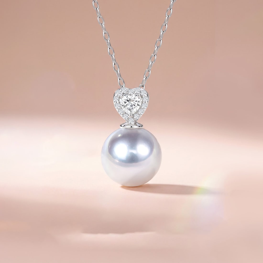 18K Gold Seawater Pearl Pendant Necklace: Title: 18K Gold Seawater Pearl Pendant Necklace Description: This 18K gold seawater pearl pendant necklace showcases the natural luster and elegance of the pearl. The pearl diameter ranges from 8.5
