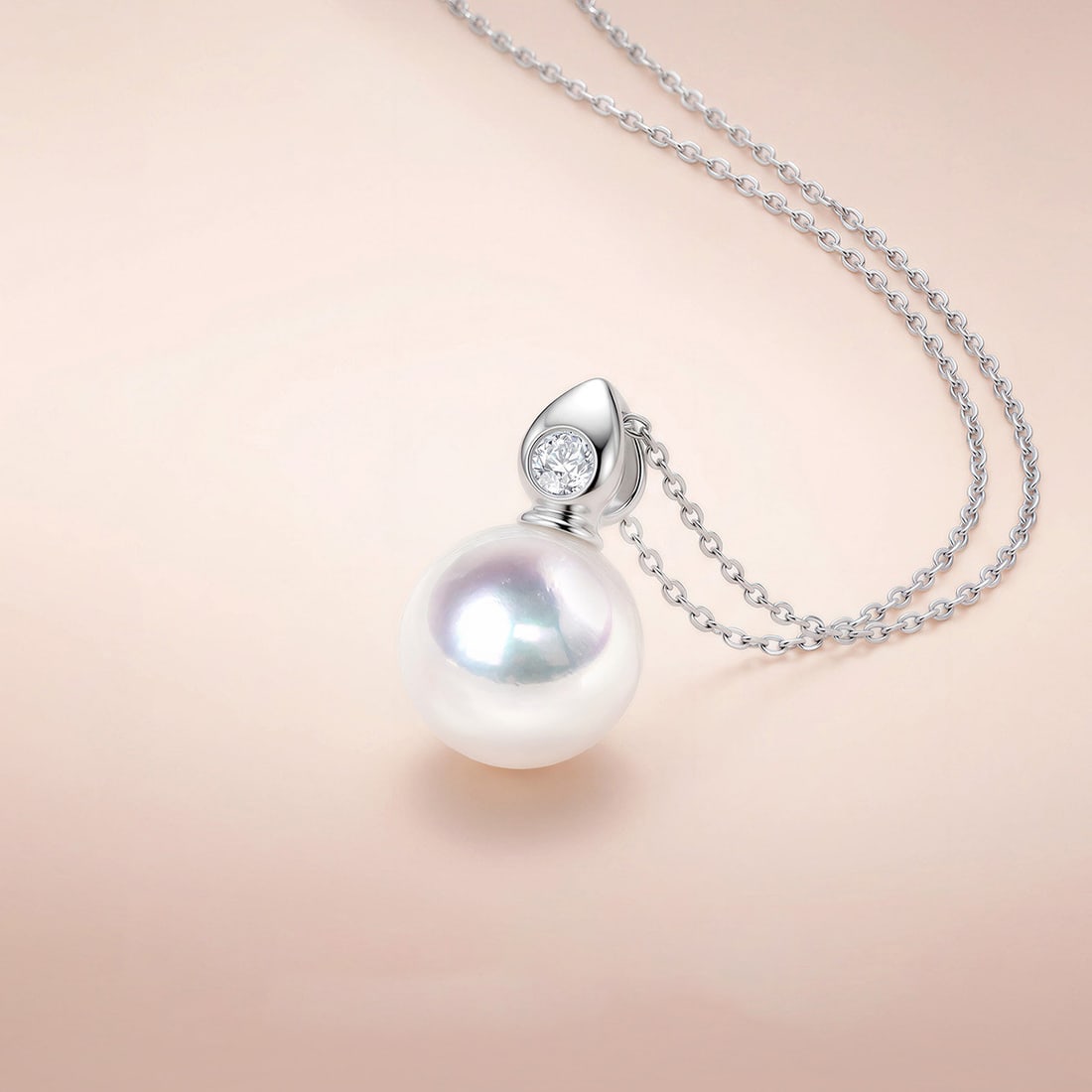 18K Gold Akoya Pearl Pendant: Title: 18K Gold Akoya Pearl Pendant Description: This pendant is meticulously crafted in 18K gold, paired with an elegant Akoya pearl, showcasing a blend of nobility and purity. The luster of the