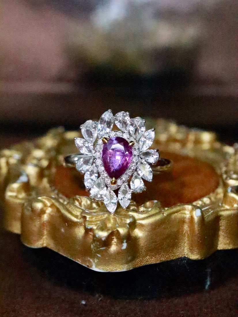 18K Gold Natural Blue Sapphire Ring: Title: 18K Gold Natural Blue Sapphire Ring Description: This ring showcases the rich color of the blue sapphire, complemented by brilliant diamonds, creating a stunning effect. The flawless crystal