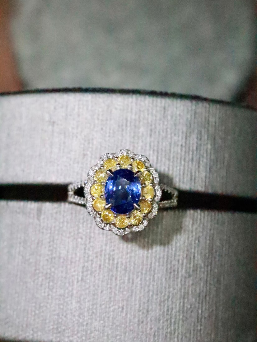 Platinum Natural Blue Sapphire Ring: Title: Platinum Natural Blue Sapphire Ring Description: This platinum ring features a deep and rich blue sapphire, exuding a luxurious and grand style. The royal blue hue of the sapphire is