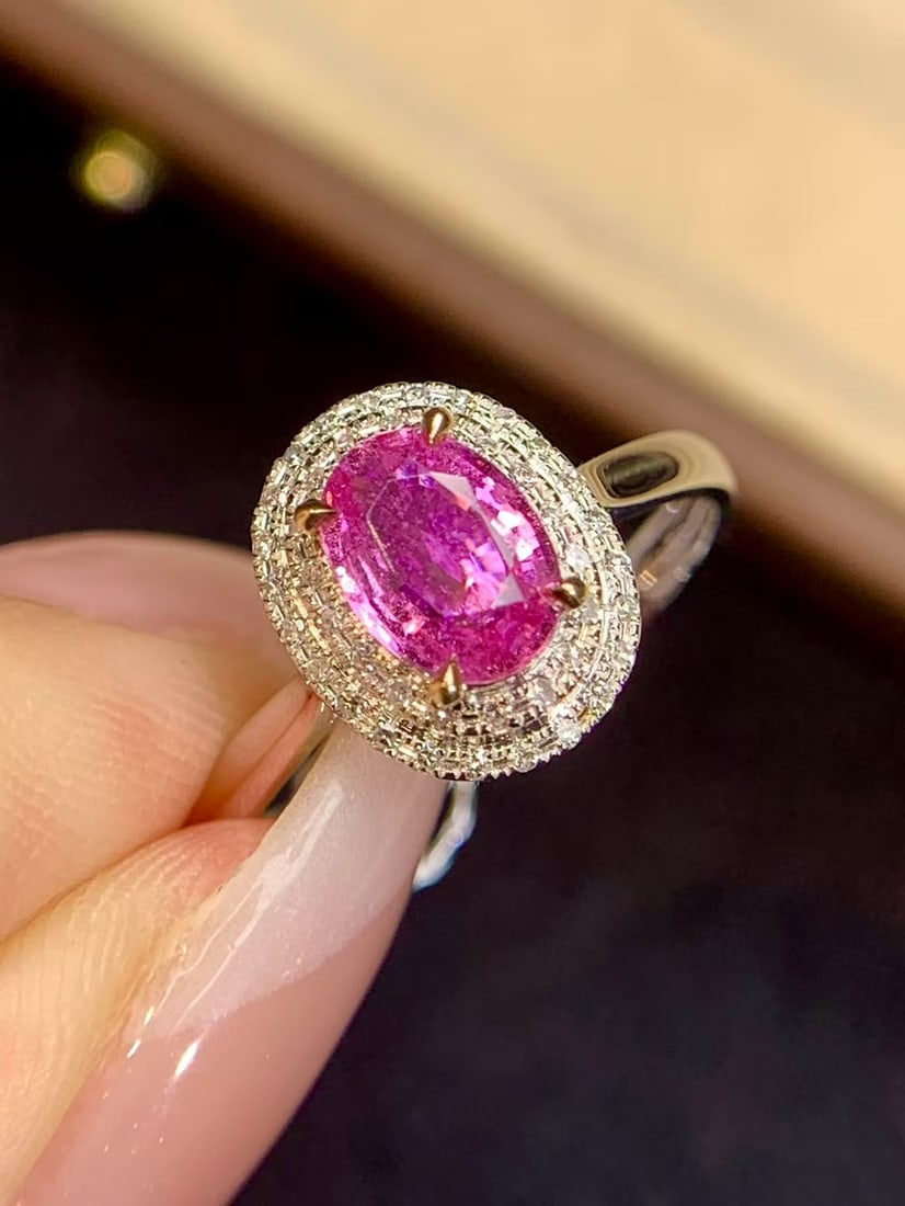18K Gold Padparadscha Ring: Title: 18K Gold Padparadscha Ring Description: This ring is meticulously crafted in 18K gold, featuring a Padparadscha main stone with excellent color, exuding a captivating brilliance. It is adorned