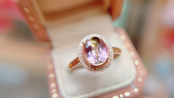 18K Gold Natural Tourmaline Ring: Title: 18K Gold Natural Tourmaline Ring Description: This ring is crafted from 18K gold, featuring a transparent tourmaline with vivid color. Its simple yet elegant design makes it suitable for any