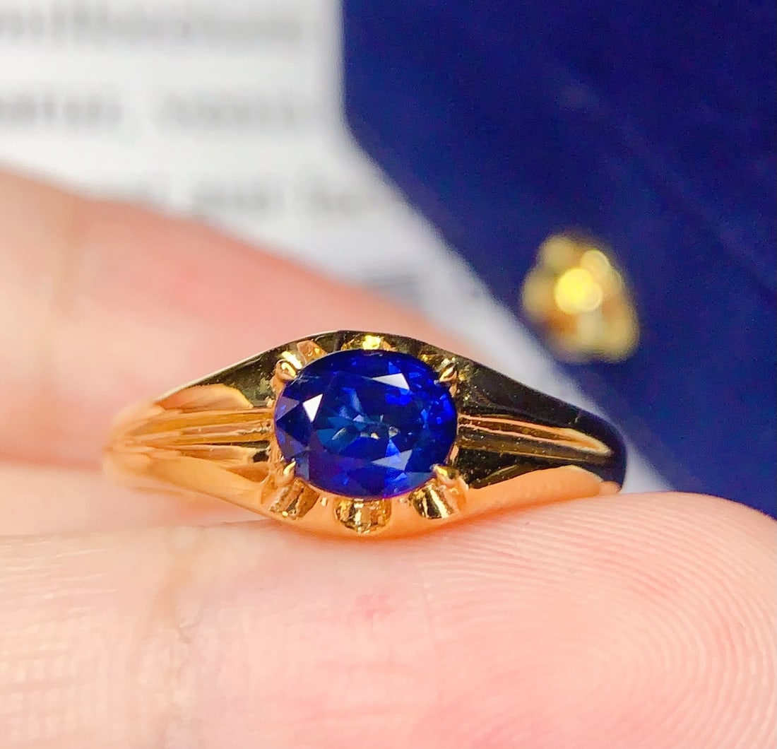 18K Gold Natural Sapphire Ring: Title: 18K Gold Natural Sapphire Ring Description: This ring is meticulously crafted in 18K gold, set with a natural sapphire that exudes an aura of elegance and nobility. The sapphire's deep and capt