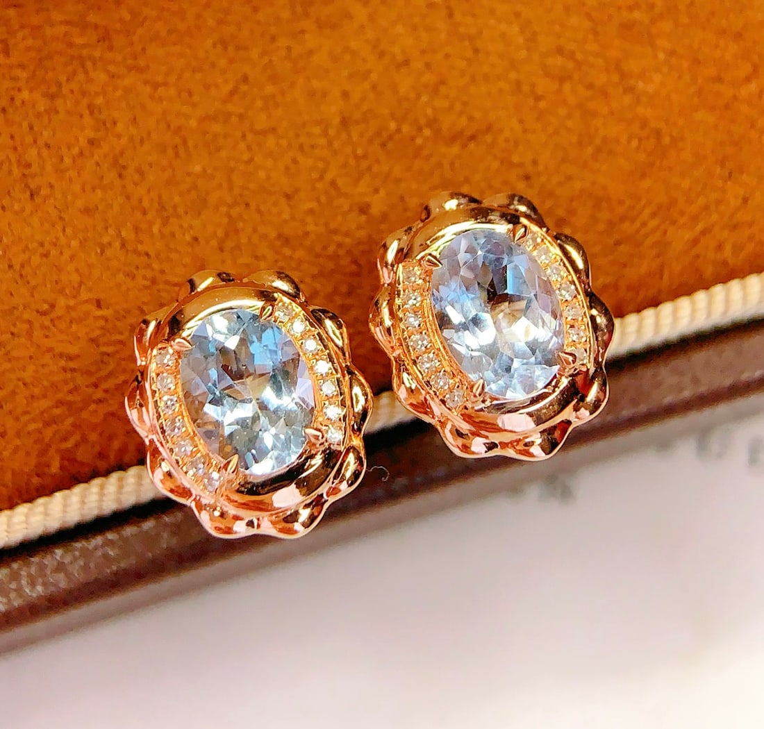 18K Gold Natural Aquamarine Earrings: Title: 18K Gold Natural Aquamarine Earrings Description: These earrings are meticulously crafted in 18K gold, set with natural aquamarine that exudes a captivating blue hue. The purity of the main sto
