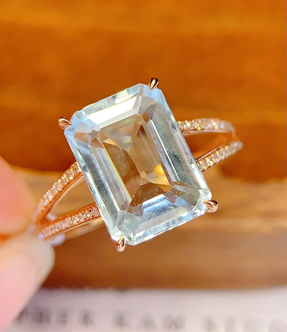 18K Gold Natural Aquamarine Ring: Title: 18K Gold Natural Aquamarine Ring Description: This ring is meticulously crafted in 18K gold, set with a brilliant natural aquamarine that exudes a captivating glow. Surrounded by 48 diamonds,