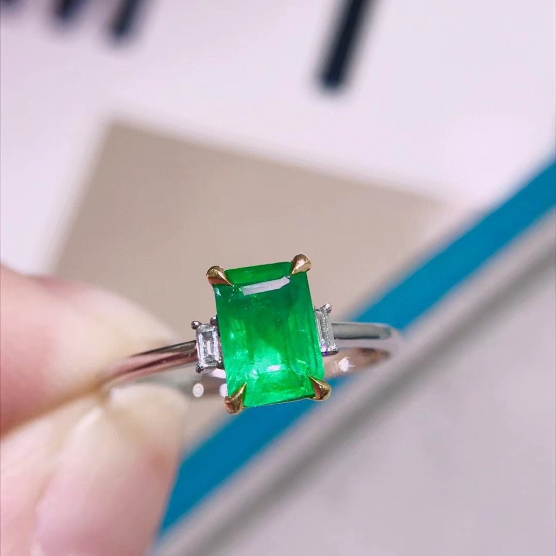 14K GOLD 0.81 CT VIVID GREEN NATURAL EMERALD and DIAMOND RING: Title:14K GOLD 0.81 CT VIVID GREEN NATURAL EMERALD and DIAMOND RING Description:Ref:230678335Gold Content:14K GoldRing Size:7.25USMain Gemstone:EmeraldNumber of stones:1Shape:OctagonalCarat