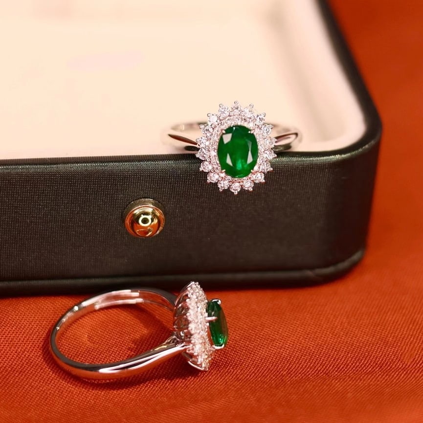 14K GOLD 1.19 CTW VIVID GREEN NATURAL EMERALD and DIAMOND RING - 2