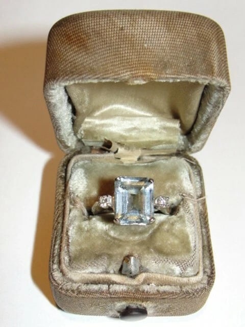 14 kt White Gold Ring with an Emerald Cut Aquamarine and Diamonds - 2