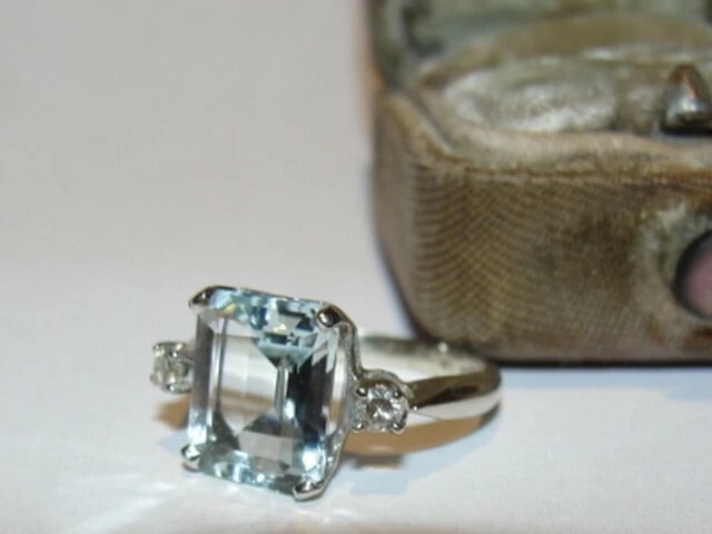14 kt White Gold Ring with an Emerald Cut Aquamarine and Diamonds - 3
