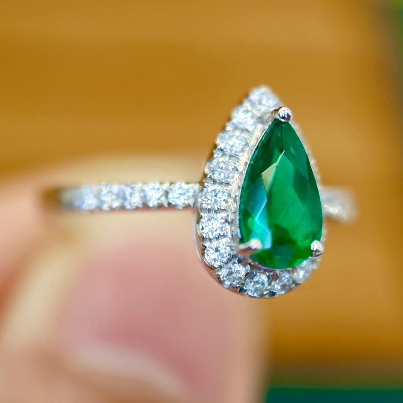 14K GOLD 0.85 CTW VIVID GREEN NATURAL EMERALD and DIAMOND RING - 2