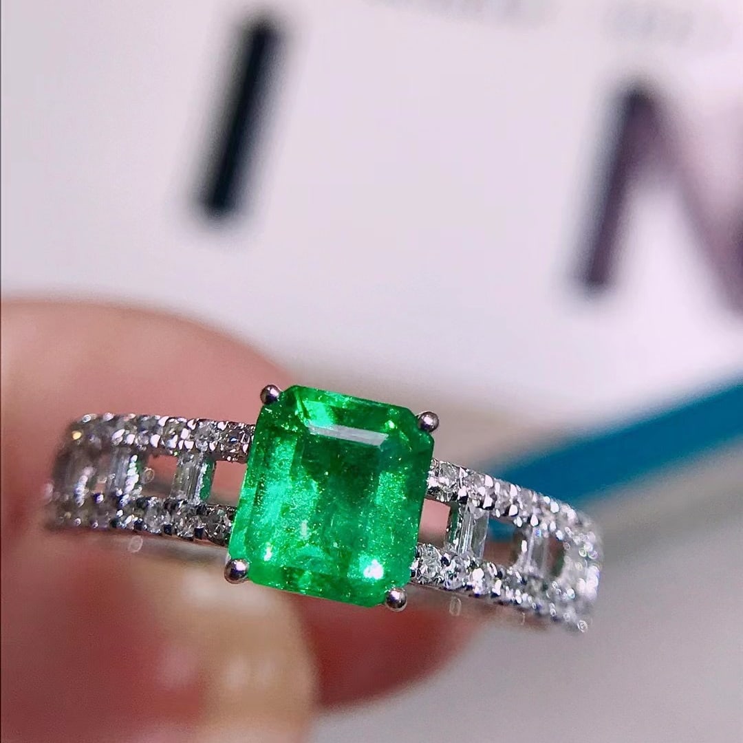 14K GOLD 0.9 CT VIVID GREEN NATURAL EMERALD and DIAMOND RING - 2