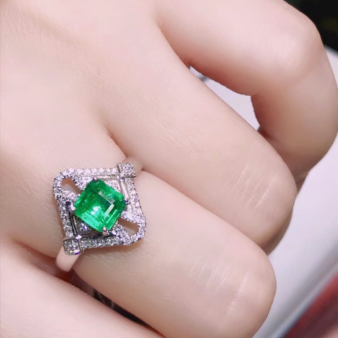 14K GOLD 0.8 CT VIVID GREEN NATURAL EMERALD and DIAMOND RING - 3