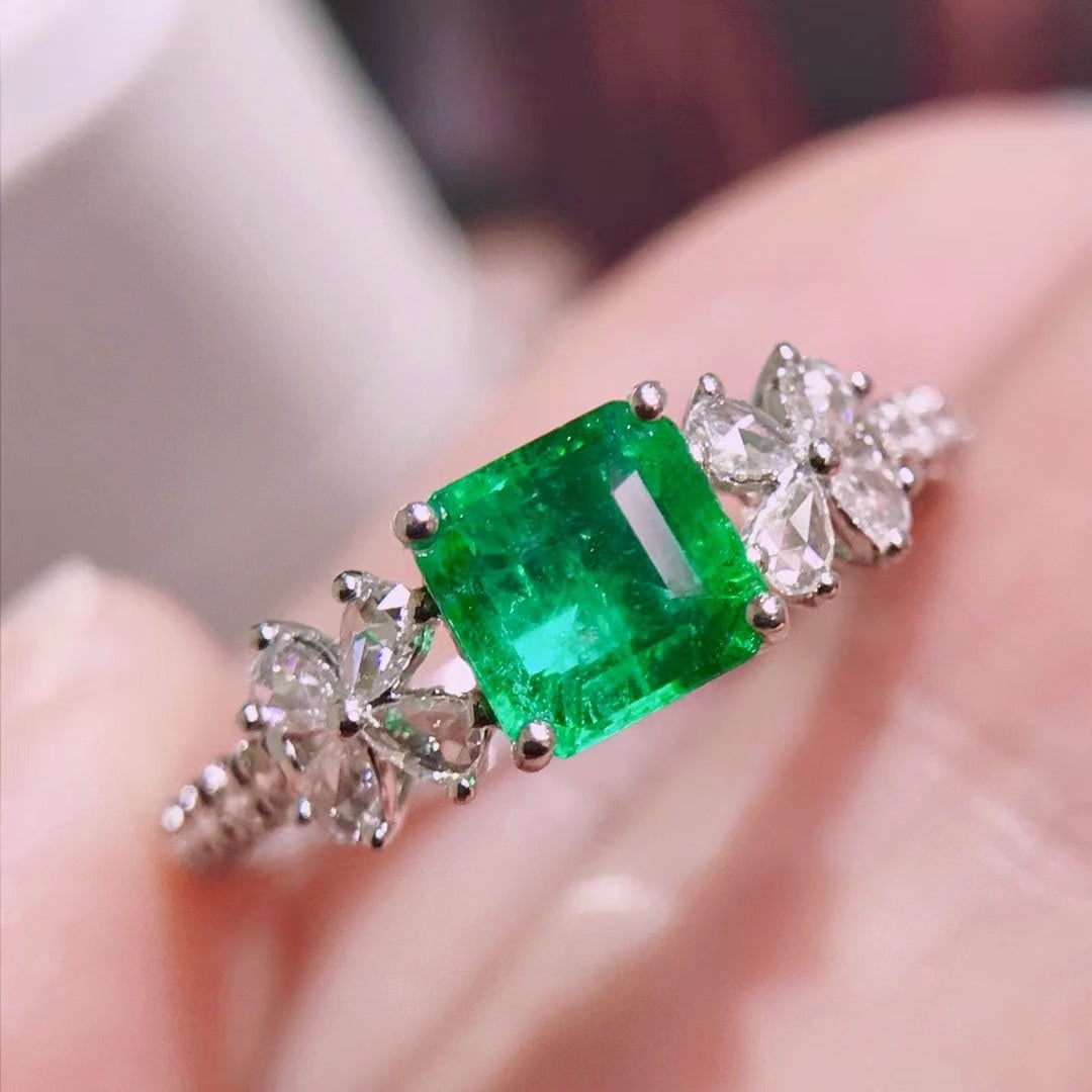 14K GOLD 0.8 CT VIVID GREEN NATURAL EMERALD and DIAMOND RING - 2