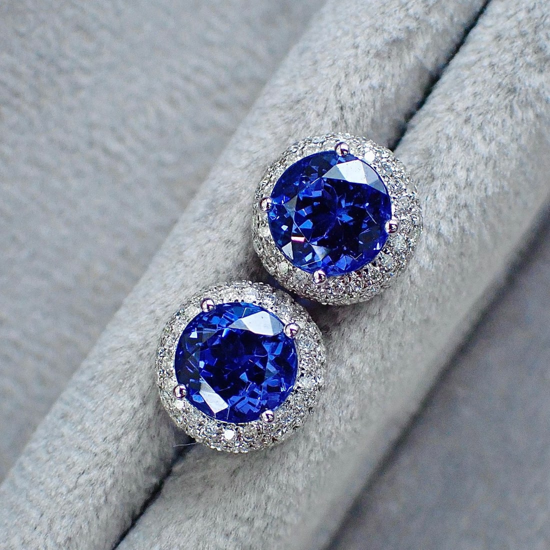 14K GOLD 2.85 CT NATURAL TANZANITE and DIAMOND EARRINGS: Title:14K GOLD 2.85 CT NATURAL TANZANITE and DIAMOND EARRINGS Description:Ref:230678347Gold Content:14K GoldMain Gemstone:TanzaniteNumber of stones:2Shape:RoundCarat Weight:2.85ct Color:Royal blueTrea