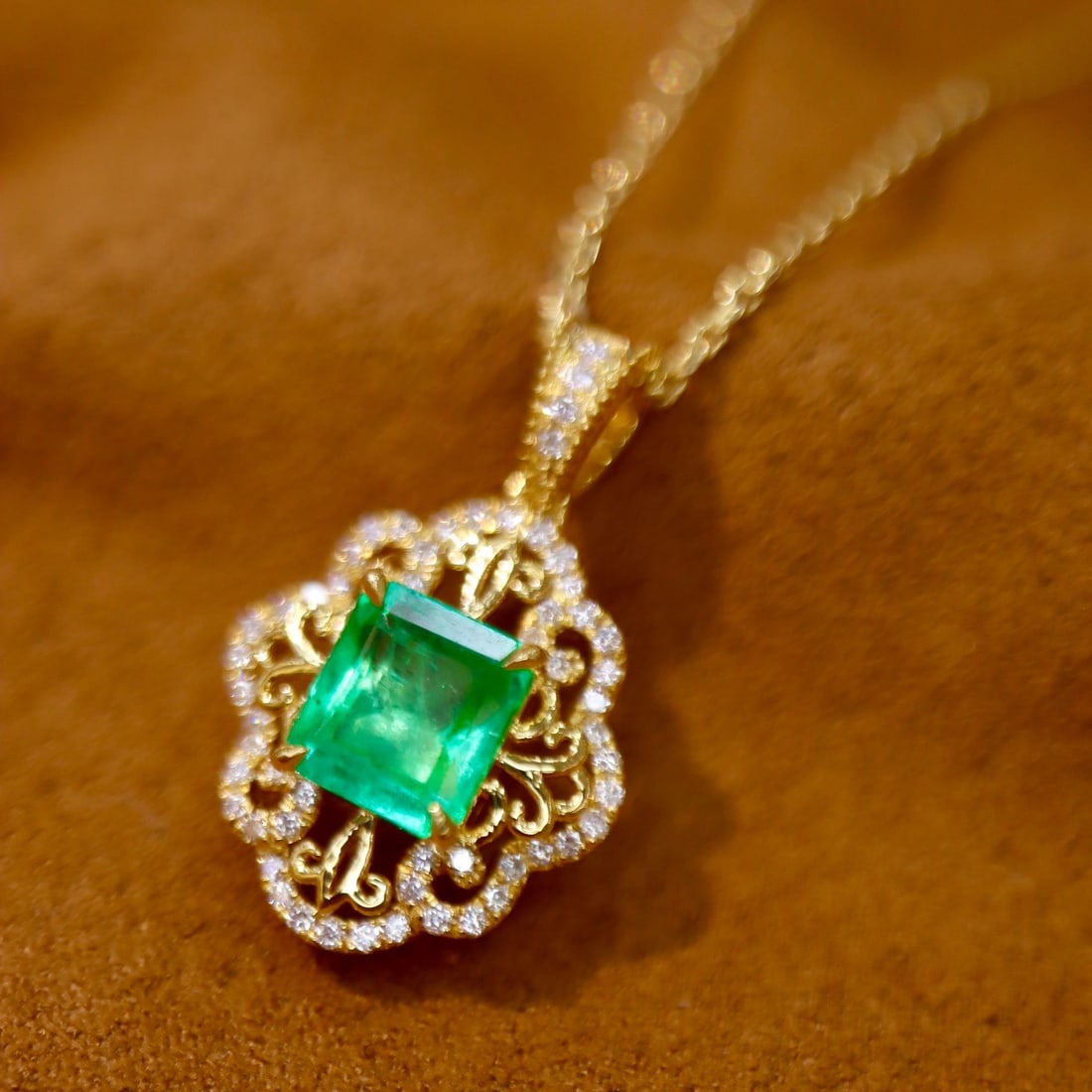 14K GOLD 0.92 CTW VIVID GREEN NATURAL EMERALD and DIAMOND PENDANT - 2