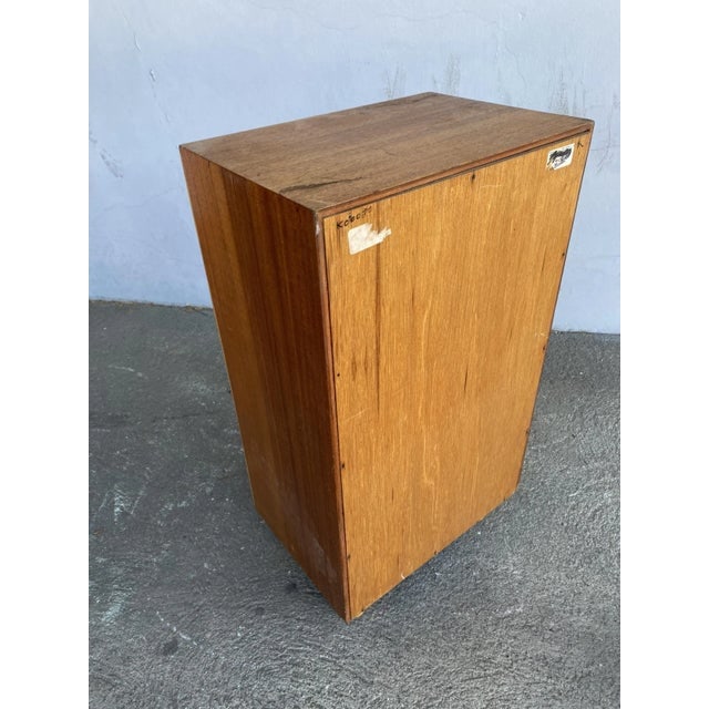 Restored Mid-Century Mahogany Bedside Table With Rattan Border - 7