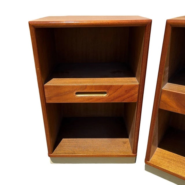 Pair of 1950s Teak and Mahogany Mid Century Nightstands by Edward Wormley for Dunbar - 8