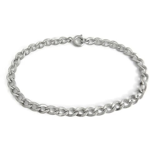 Vintage Open Curb Chain Link Bracelet Sterling Silver, 7.25 Inches, 6.57 Grams: Vintage Open Curb Chain Link Bracelet Sterling Silver, 7.25 Inches, 6.57 Grams This is such a classic bracelet! Please let us know if you have any questions. Metal: sterling silver Weight: 6.57 grams
