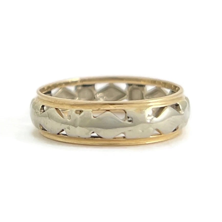 Vintage 1930's 1940's Two-Tone Wedding Band Ring 14K Yellow Gold, 1.97 Grams: Vintage 1930's 1940's Two-Tone Wedding Band Ring 14K Yellow Gold, 1.97 Grams This is a lovely ring that could be worn as a wedding band or statement ring. Please let us know if you have any questions.