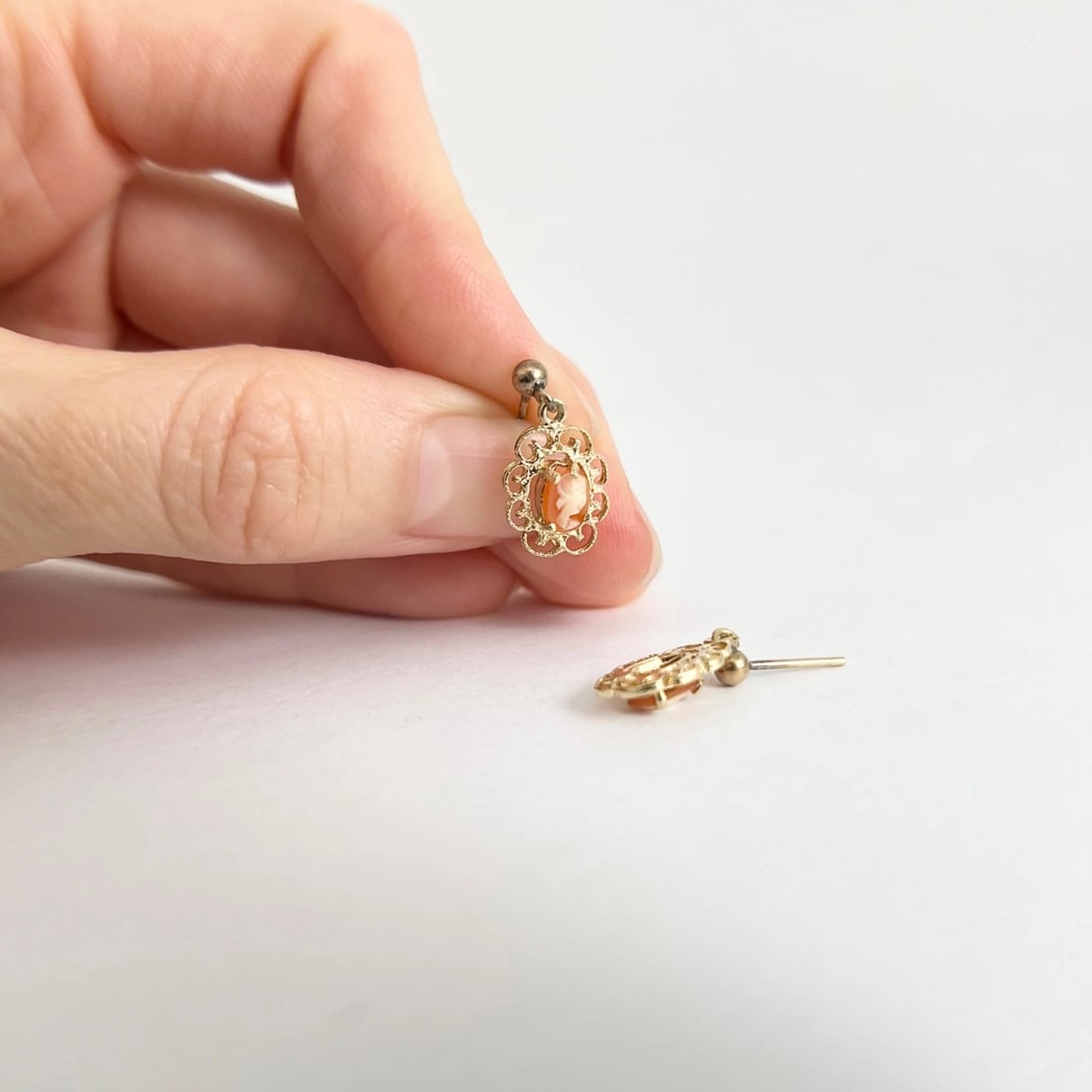 Vintage 1940's Cameo Filigree Dangle Drop Earrings 14K Yellow Gold, 1.61 Grams - 4