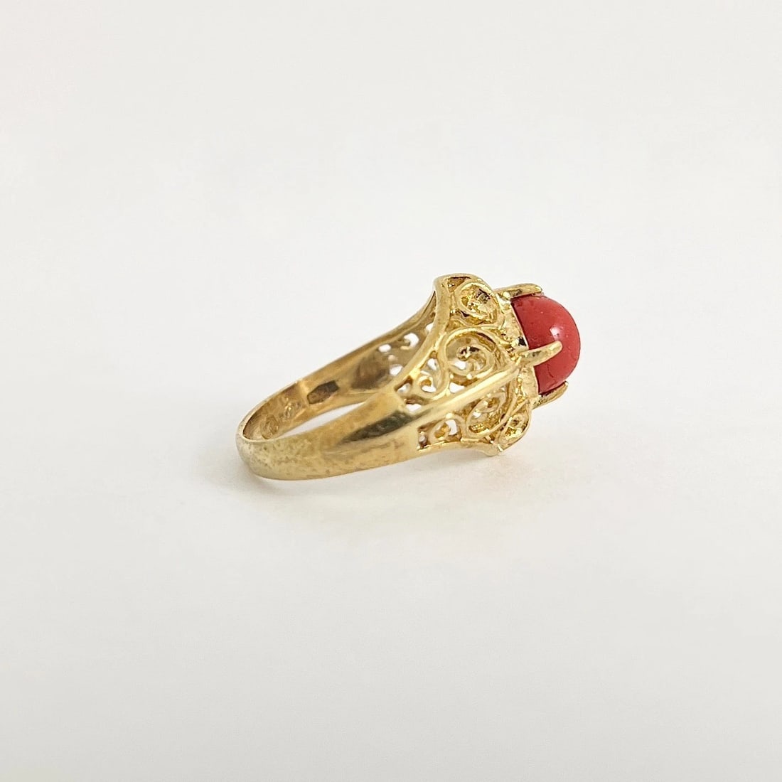 Vintage 1940's Round Cabochon Coral Filigree Ring 18K Yellow Gold, 3.05 Grams - 6