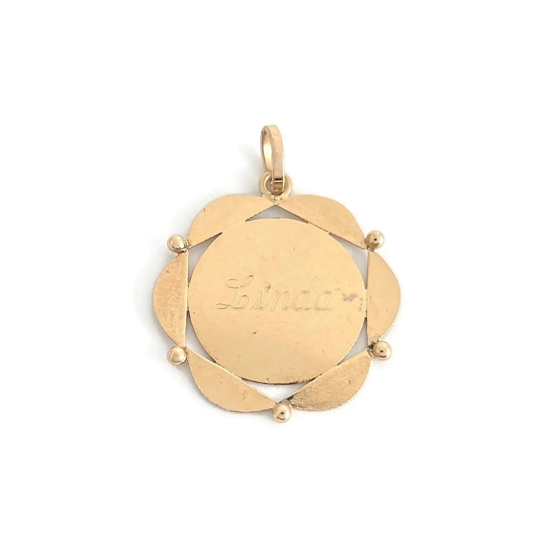 Vintage Linda Scalloped Name Disc Pendant Charm 18K Rose Gold, 2.39 Grams: Vintage Linda Scalloped Name Disc Pendant Charm 18K Rose Gold, 2.39 Grams This is a lovely pendant that can be worn on the necklace or bracelet chain of your choice. Please let us know if you have