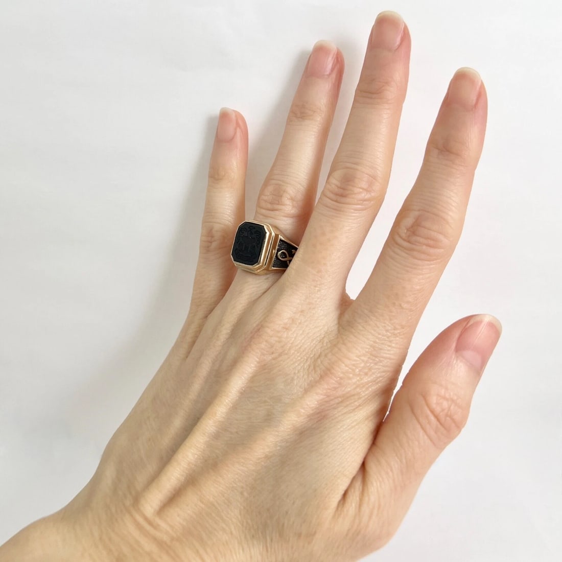 Vintage 1981 Ursuline School NY Black Onyx Class Ring 10K Yellow Gold, 7.32 Gram - 6