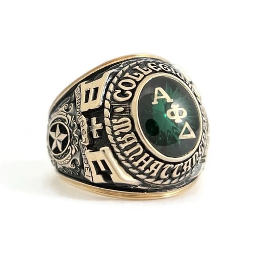 Vintage 1985 Men's Collegium Manhattanensis Class Ring 14K Yellow Gold, 24.18 Gr: Vintage 1985 Men's Collegium Manhattanensis Class Ring 14K Yellow Gold, 24.18 Gr Make a statement with this class ring! Please let us know if you have any questions. Circa: 1985 College: Collegium Man
