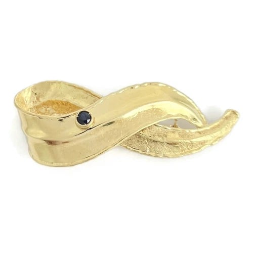 Vintage De Rejilus Sapphire Ribbon Brooch Pin 18K Yellow Gold, 6.29 Gr: Vintage De Rejilus Sapphire Ribbon Brooch Pin 18K Yellow Gold, 6.29 Gr This is a gorgeous one-of-a-kind signed brooch. Please let us know if you have any questions. Brand: De Rejilus Gemstones: 1