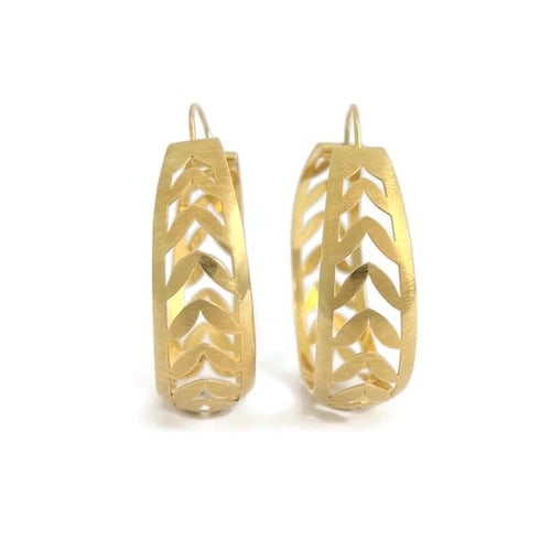 Vintage 1960's 1970's Leaf Filigree Hoop Earrings 18K Yellow Gold, 8.16 Grams: Vintage 1960's 1970's Leaf Filigree Hoop Earrings 18K Yellow Gold, 8.16 Grams These are amazing earrings! Please let us know if you have any questions. Circa: 1960's - 1970's Metal: 18K yellow gold We