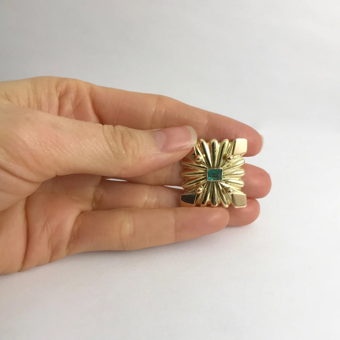 Antique Art Deco Green Emerald Brooch Pin in 18K Yellow Gold, .52 CT, 13.8 Grams - 3
