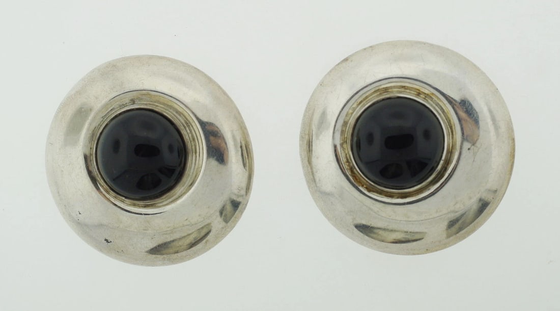 CLASSIC Sterling Silver & Onyx Clip On Earrings Circa 1970s: Title: CLASSIC Sterling Silver & Onyx Clip On Earrings Circa 1970s Description: Purveyors and Purchasers of Antique and Estate Pieces DK 09/12/12 Sterling Silver & Onyx Earrings ? Wonderful pair of ea