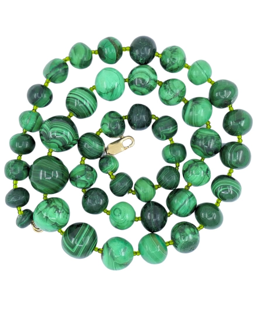 Vintage Malachite Necklace 14k Gold Clasp: Title: Vintage Malachite Necklace 14k Gold Clasp Description: NS JUOO Vintage Malachite Necklace 14k Gold Clasp A vintage malachite necklace with a 14k gold clasp. The necklace features a full strand 