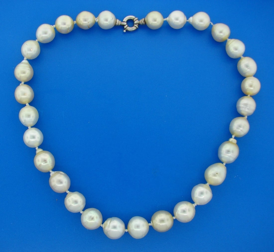 South Sea Pearl Strand NECKLACE 13-15 mm 19.5 inches: Title: South Sea Pearl Strand NECKLACE 13-15 mm 19.5 inches Description: S. Beverly Dr. VK South Sea Pearl Necklace Materials: 29 South Sea pearls Color - white, cream, light golden White metal clasp