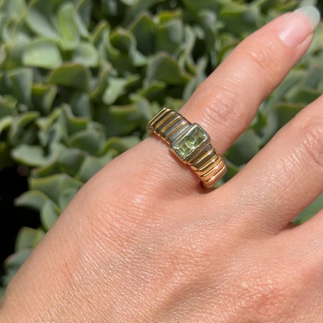 Vintage Bvlgari Bulgari 18k Gold Tubogas Peridot Ring, circa 1990s - 3