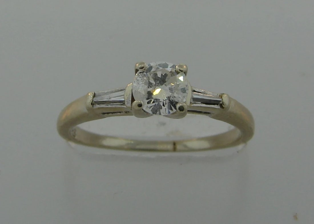 Classy DIAMOND WHITE GOLD SOLITAIRE RING Engagement Timeless: Title: Classy DIAMOND WHITE GOLD SOLITAIRE RING Engagement Timeless Description: VK ITO Diamond & White Gold Ring ? Wonderful ring that is a great addition to your collection. ? Weight is 2.1 grams.